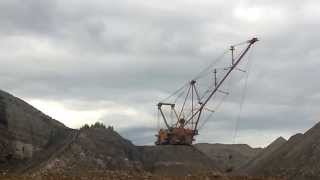 Walking Excavator / работа шагающего экскаватора (ЭШ) на сланцевом карьере