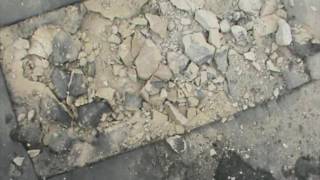 Демонтаж цементно песчаной стяжки кувалдой Removing the cement screed with a sledgehammer