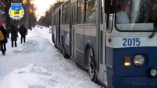 Черкасский троллейбус- ЗиУ-683Б №2015 буксует 19.01.2016