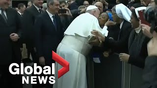 "Baccio, Papa!" Pope Francis kisses nun after slapping incident
