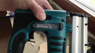 Аккумуляторный шпилькозабивной пистолет Makita BPT350 в работе
