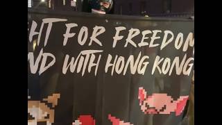 纽约万圣节游行 民众扮维尼熊支持香港
