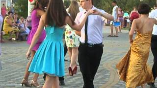 Танец выпускников на празднике  Дня Молодёжи на площади. 2013г.