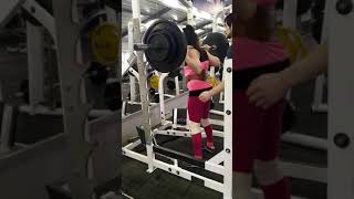 Хрупкая девушка приседает со штангой 93,5 кг.