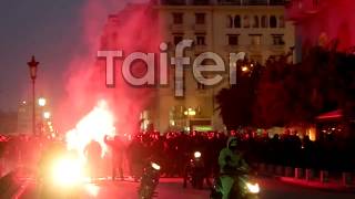 Οπαδοί ΠΑΟΚ έξω απο τα γραφεία του ΣΥΡΙΖΑ