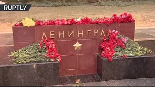 В Москве люди несут цветы к мемориалу города-героя Ленинграда в Александровском саду