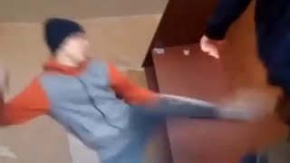 Подростки отрабатывают удары на пожилом мужчине. Шокирующее видео!