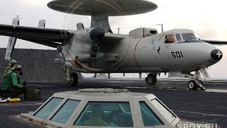 Аварийная посадка самолета США радиолокационного обнаружения E-2C на авианосец Дуайт Эйзенхауэр