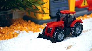 Видео про игрушечный трактор. Рабочая машина. Видео с игрушками для детей