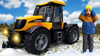 Трактор Bruder JCB Fastrac застрял в снегу На помощь приехал грузовик | Toys 2 Boys