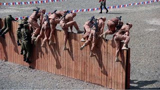 Преодоление полосы препятствий участниками конкурса «Морской десант» АрМИ 2021