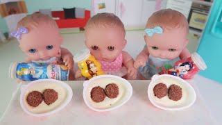 Куклы Пупсики кушают мороженое из Плей До и открывают Киндер Джой сюрпризы/Зырики ТВ