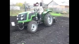 Минитрактор Chery RF-244 пашет поле