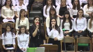 Медленно падает снег