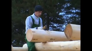 Бревенчатые срубы ручной рубки.