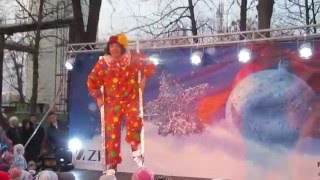 Выступление на ходулях клоуна на праздновании нового 2016 г. массив Жуляны, Киев