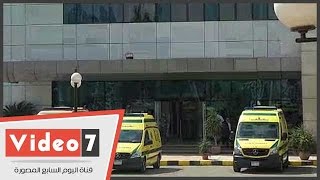 سيارات الإسعاف تصل مبنى خدمات مطار القاهرة لنقل أهالى الطائرة المفقودة بعد إغمائهم