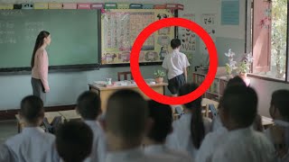 خاف كل طلاب الصف من تصرفات هذا الطفل .. و عندما دخلت مديرة المدرسة كانت المفاجئة كبيرة !!