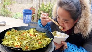 锅里涂满牛粪，然后再煮火锅，大口大口吃猪蹄，太过瘾了！【苗阿朵美食】