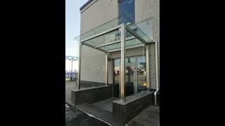 Стеклянный козырек на вертикальных опорах из нержавеющей стали