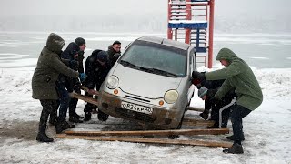 СКОЛЬКО НУЖНО ЧЕЛОВЕК, чтобы ПОДНЯТЬ АВТОМОБИЛЬ? УРОНИЛИ МАТИЗ | Эксперимент