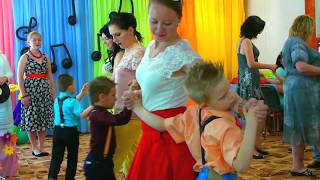 Танец мам и сыновей на выпускном в детском саду