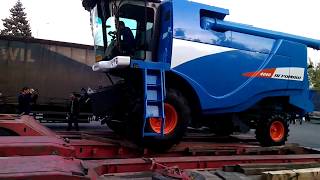 Погрузка комбайна Агромаш 4000 на трал с выставки
