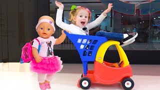 Настя и кукла пупсик играют в магазине