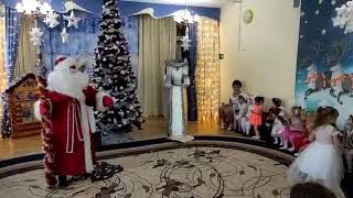 Волшебная горка на Новогоднем утреннике в Детском саду.Сюрпризный момент для  появления подарков