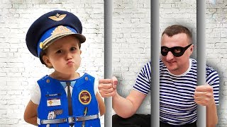 Папа и Милана играет в полицейского и нарушителей
