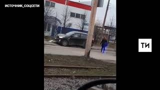 Чтобы не сбить пешехода в Казани автоледи на внедорожнике снесла дорожный знак
