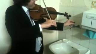 Jacek Dzwonowski performs triple concerto violon in the bathroom.