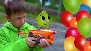 Рома и Хелпик играют в веселую ИГРУ и лопают ШАРИКИ! Какой сюрприз нашли Рома и ПАПА? Рома и Хелпик