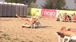 Акробатка на пляже (gymnast girl on the beach)
