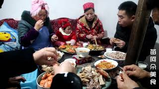 苗大姐家过年，4只鸡1只鹅配上腊肉香肠，一家人手抓吃肉喝酒，满足！【苗阿朵美食】