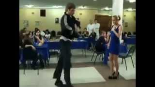 Колян танцует