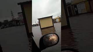 Во Владивостоке на площади Луговой уплыл павильон