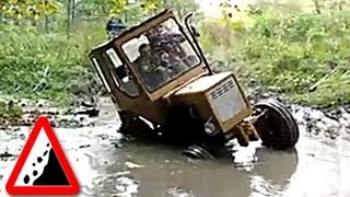 Бездорожье. Трактор по уши в грязи