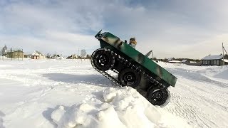 Миша тестирует вездеход зимой