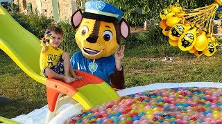 Тёма и веселые игры в бассейне с игрушками