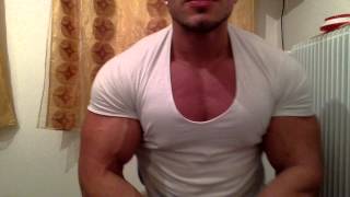 manu rock posing-flexing. muscle worship. muscle cam