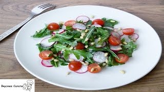 Руккола с редисом и помидорами