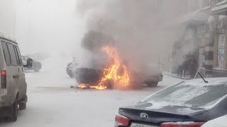 Машина горит на Ноградской 5 Кемерово 24.01.2018 (полная версия)