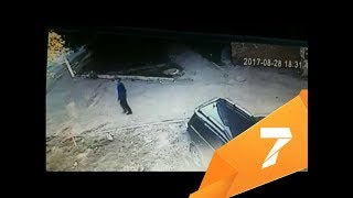 В Красноярске 4 месяца ищут пристававшего к девочке в подъезде педофила
