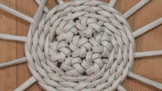 Цветок сакуры из газетных трубочек.