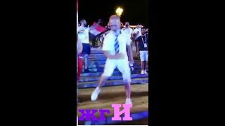 Дед танцует на улице на чемпионате мира в Волгограде.
