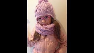 красивая шапочка вязаная спицами на девочку 5-6 лет