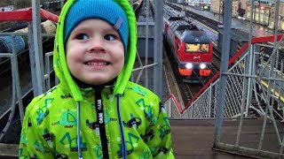 Макс смотрит поезда - Видео для детей про поезда