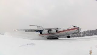 Красивая посадка после снегопада Ан-72 и Ил-76 МЧС России
