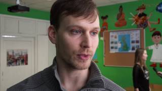08.02.2017. Защитник ХК "Северсталь" Клей Уилсон побывал на уроке в череповецкой школе.